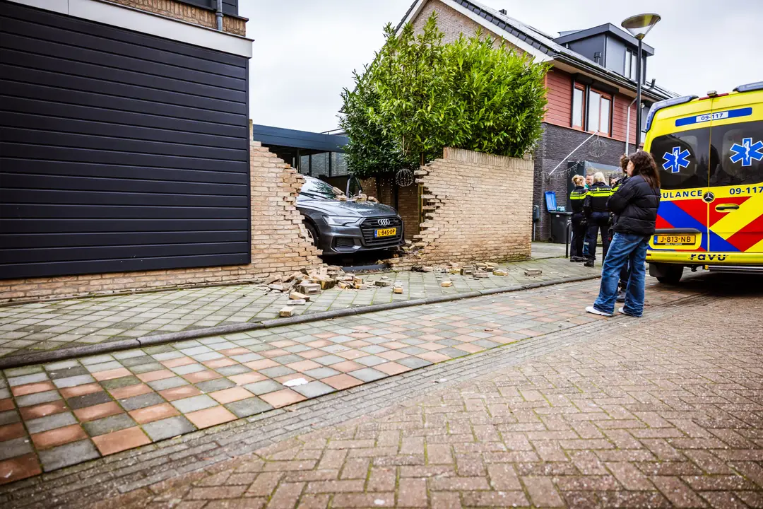 Auto door muur in Spakenburg