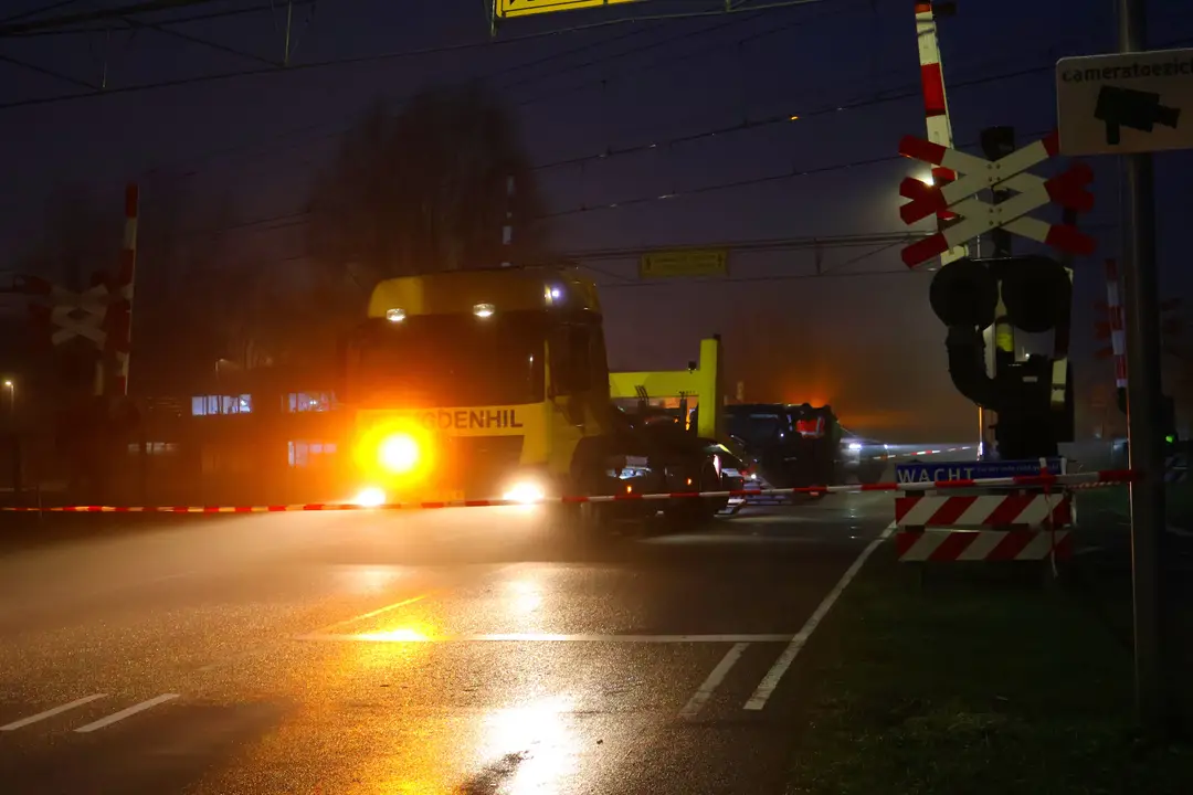 Bestelbus komt in botsing met trein in Sassenhei3
