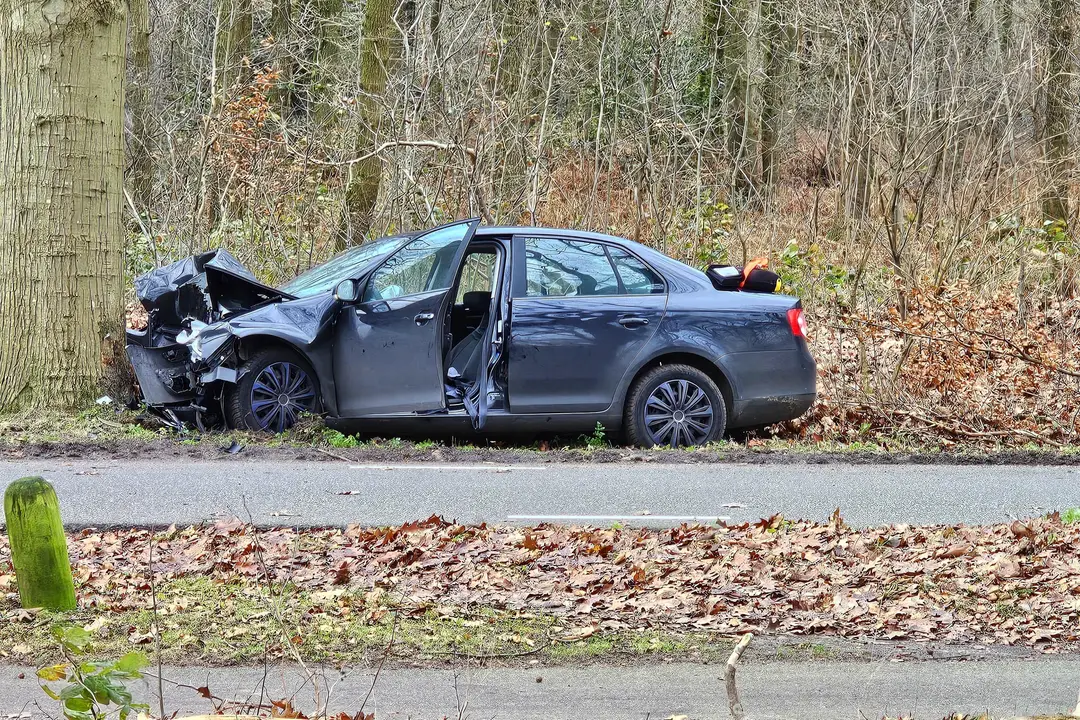 botsing tegen boom in Rhenen