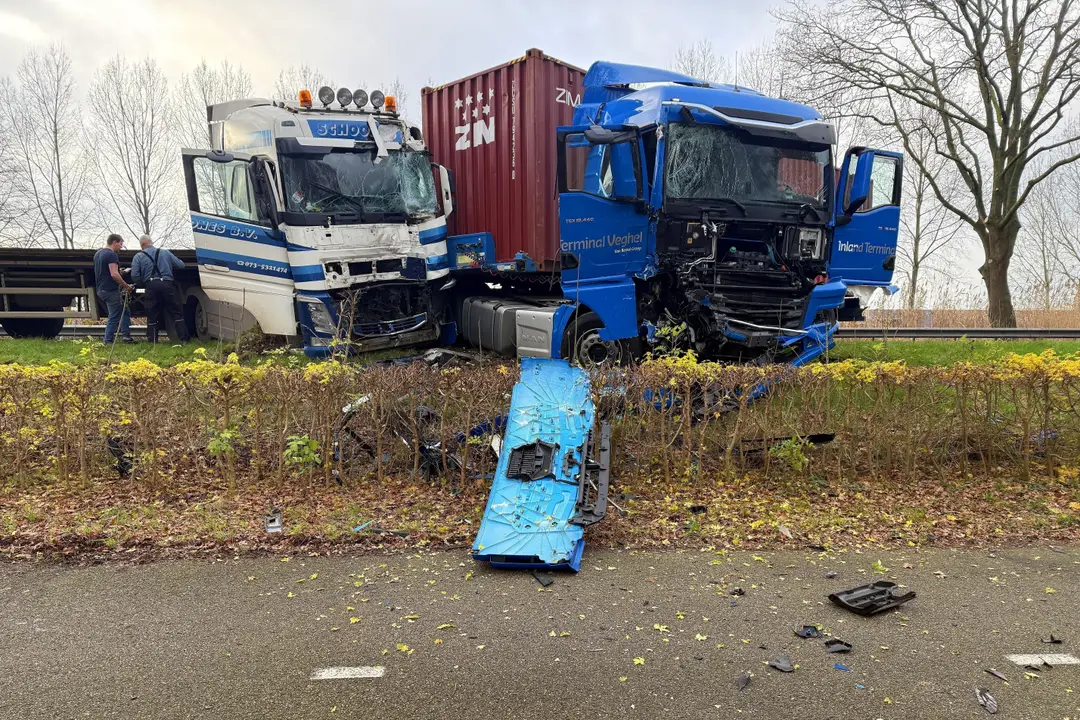 Vrachtwagens en personenauto in botsing in Veghel