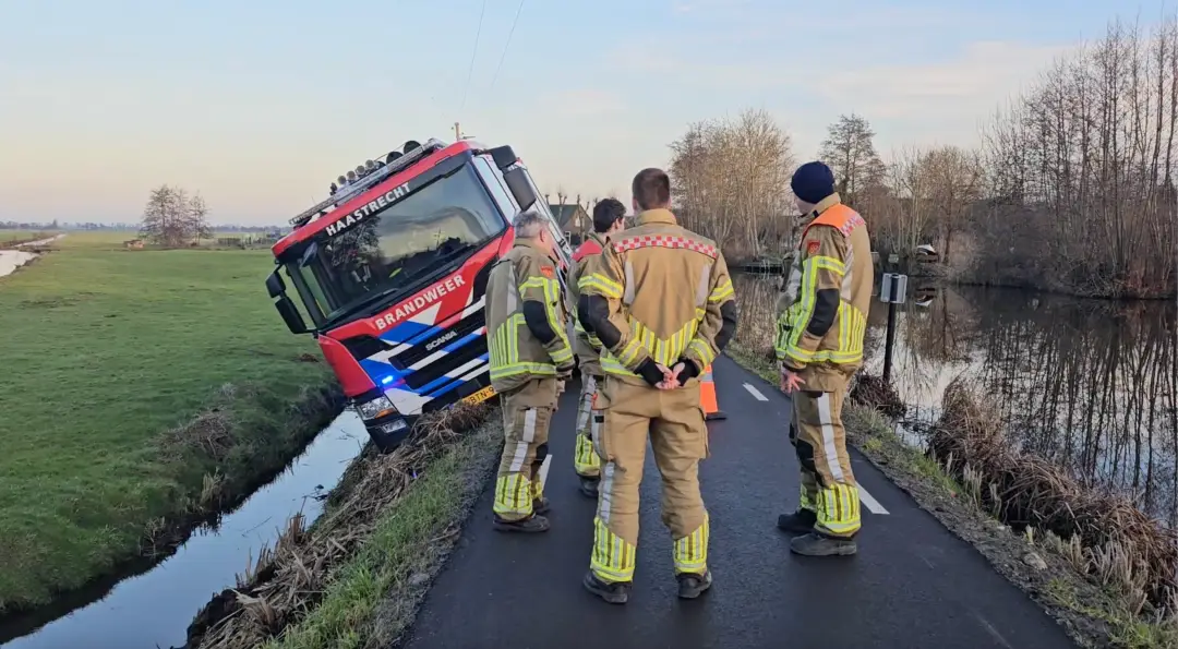 Brandweer vast in berm