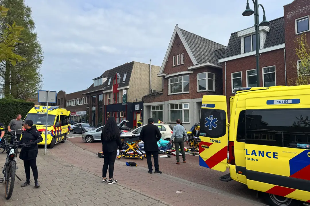 Motorrijder en bijrijder zwaargewond bij aanrijding in Boskoop