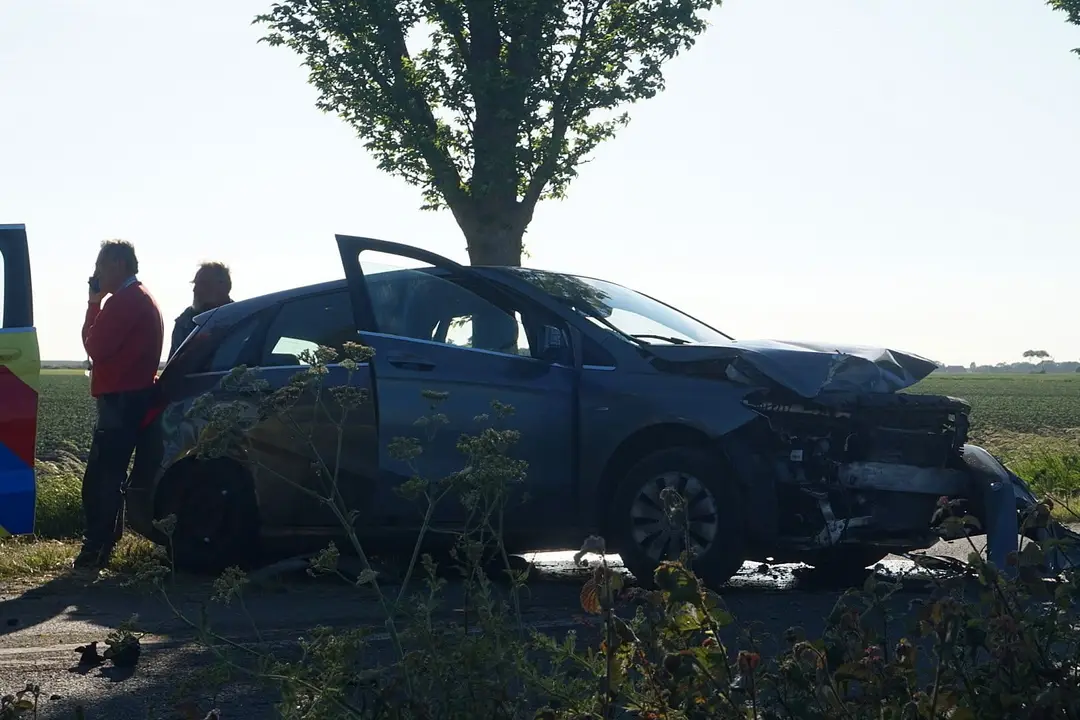 Ambulance crasht Kerkwerve