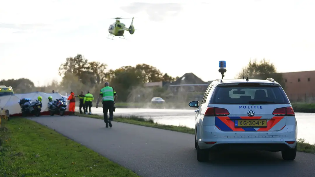 Fietser te water in Assen