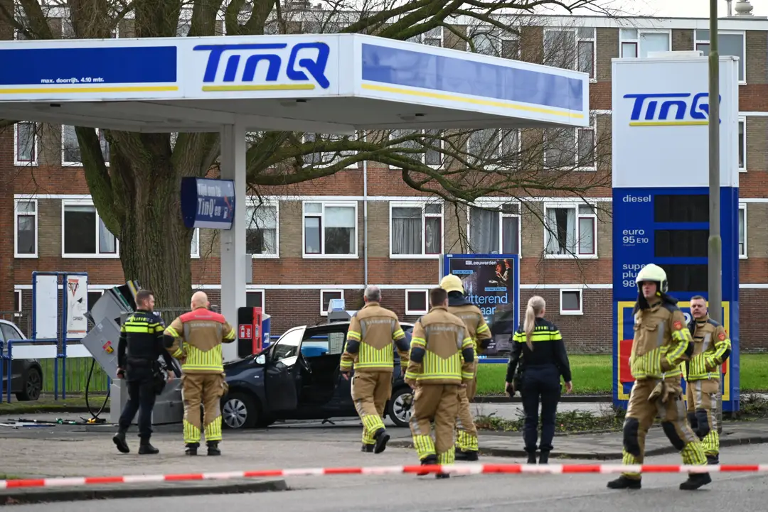 Automobiliste botst op tankstation