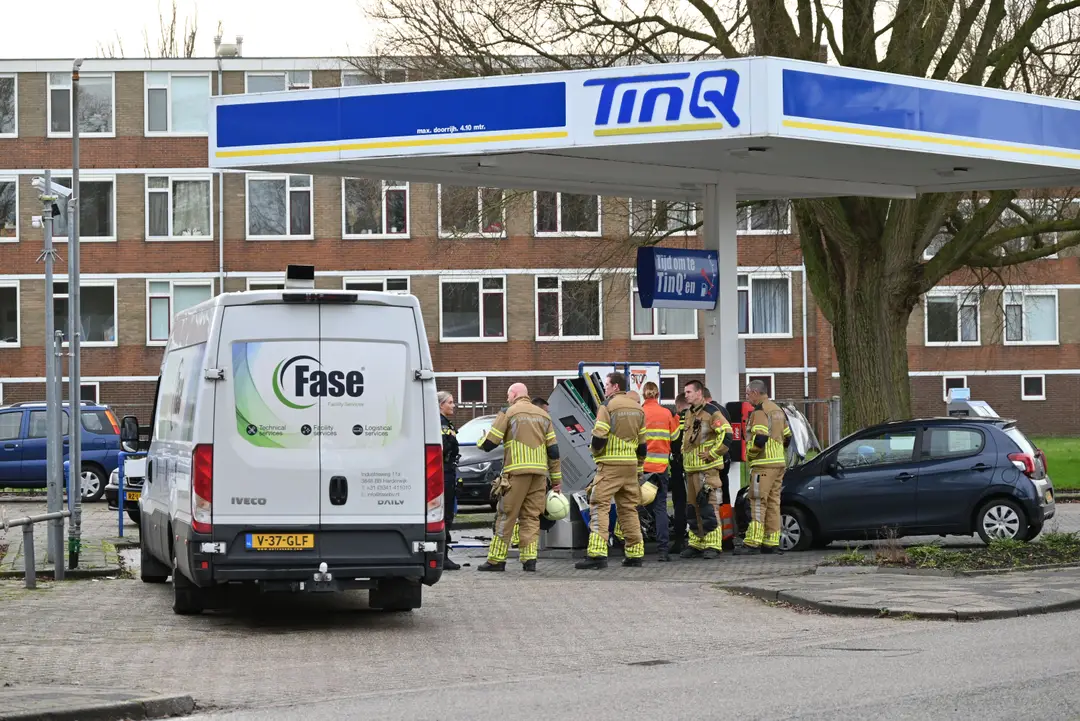 Automobiliste botst op tankstation