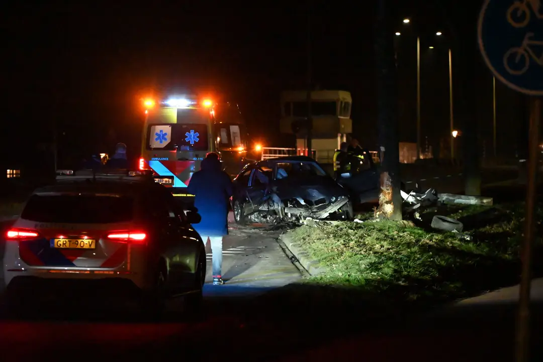 Auto op boom leeuwarden