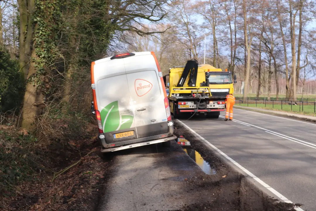 Postnl busje van de weg