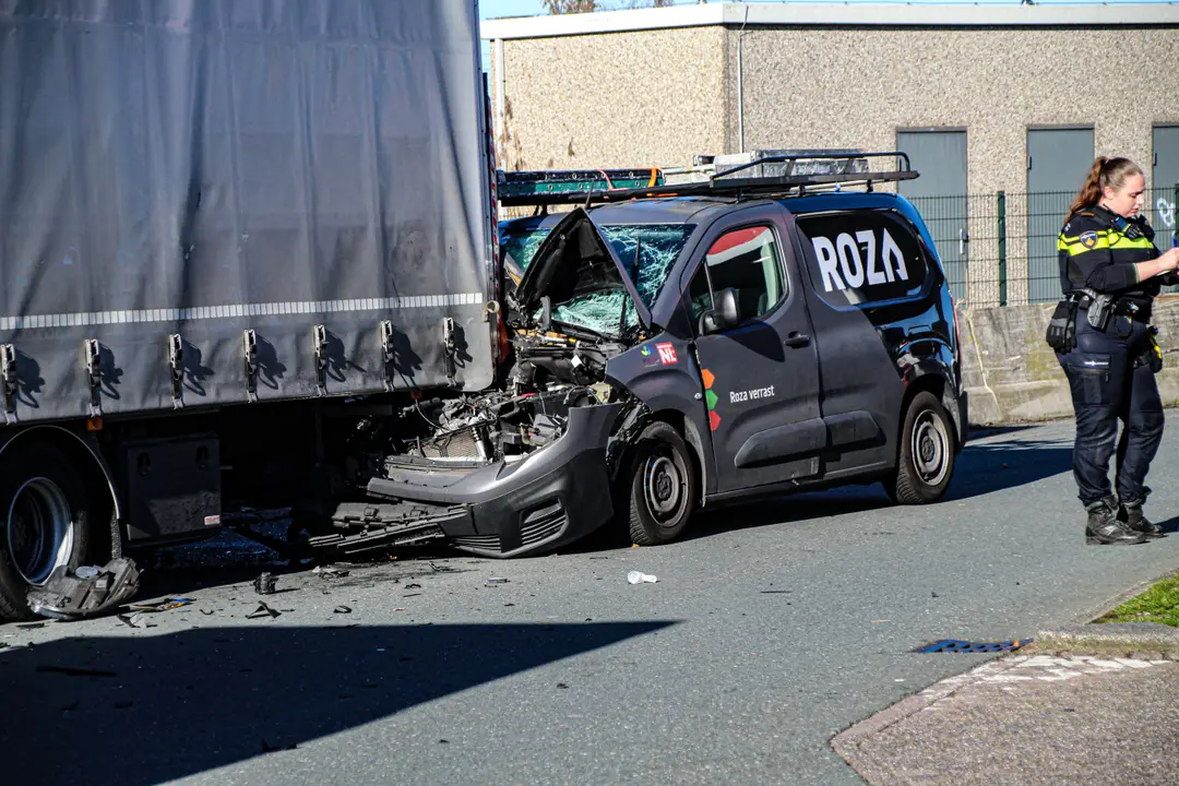 Busje botst op stilstaande vrachtwagen in Hardinxveld-Giessendam