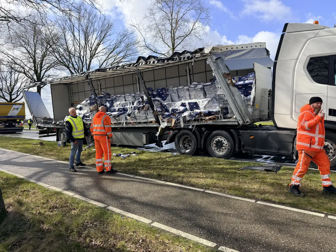 Vrachtwagen melk bij Odiliapeel