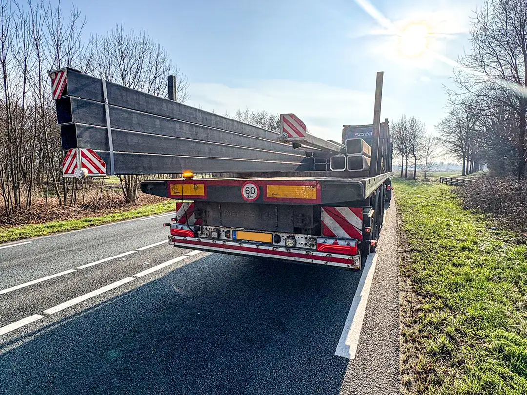 Bestelbus op vrachtwagen beek en donk