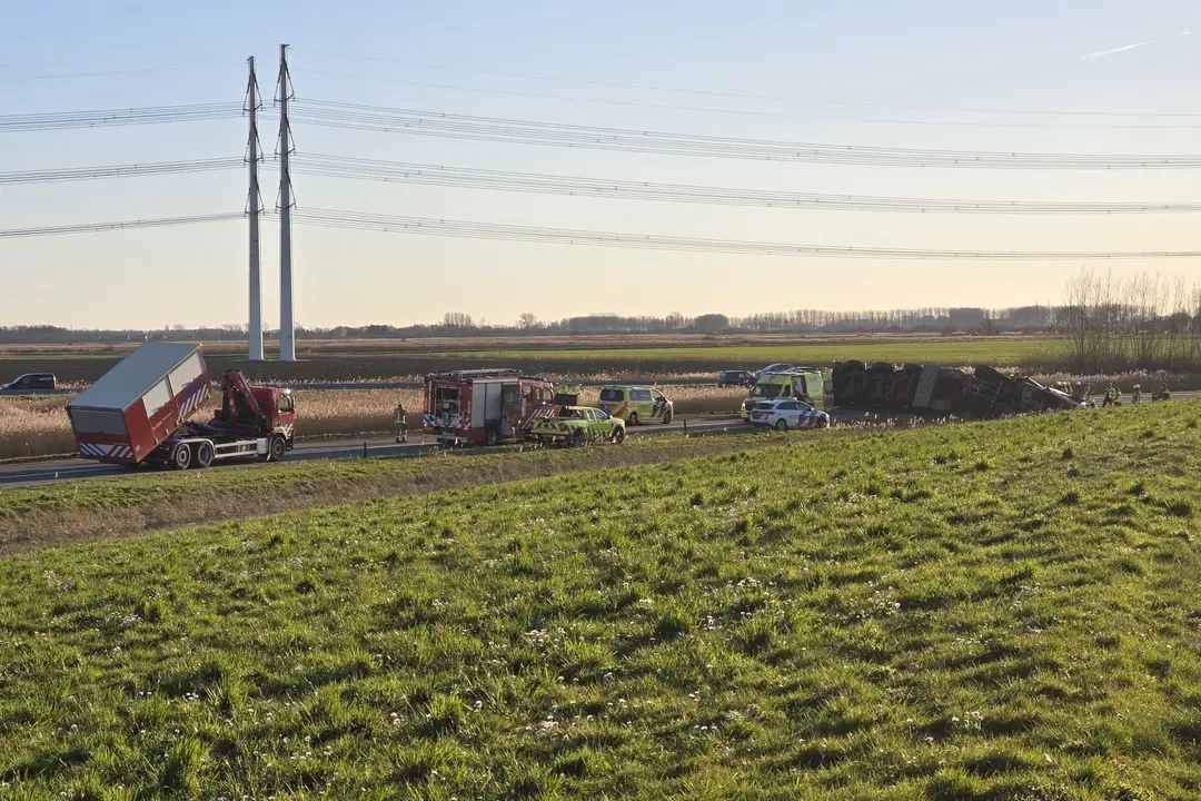 Vrachtwagen met betonblokken valt