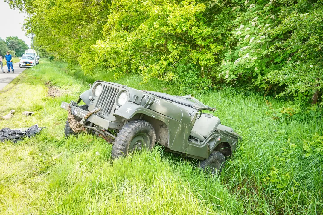 Legertruck op de kop Roswinkel