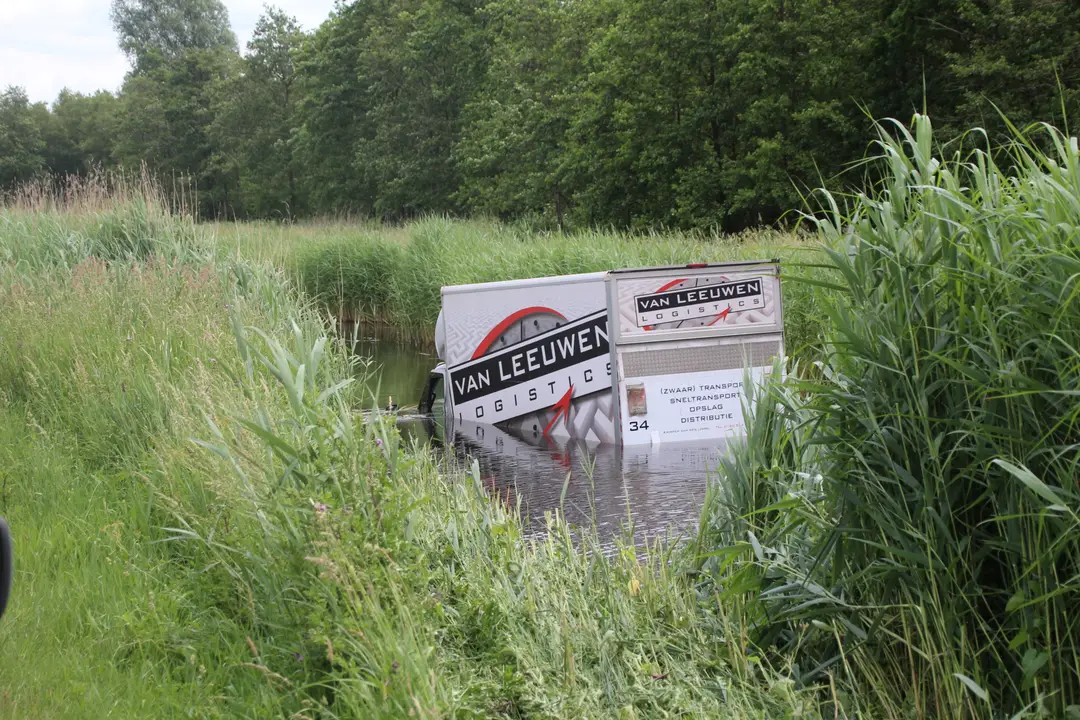 Bestelbus te water Krimpen aan de Lek3