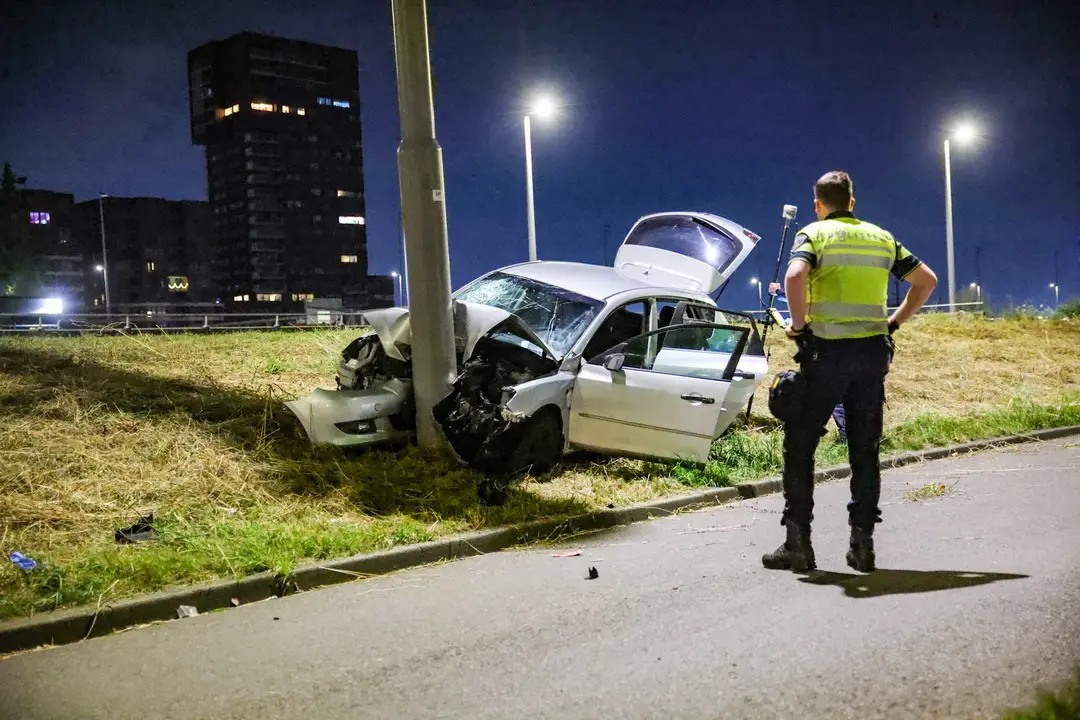Zwaargewonden crash paal Rotterdam