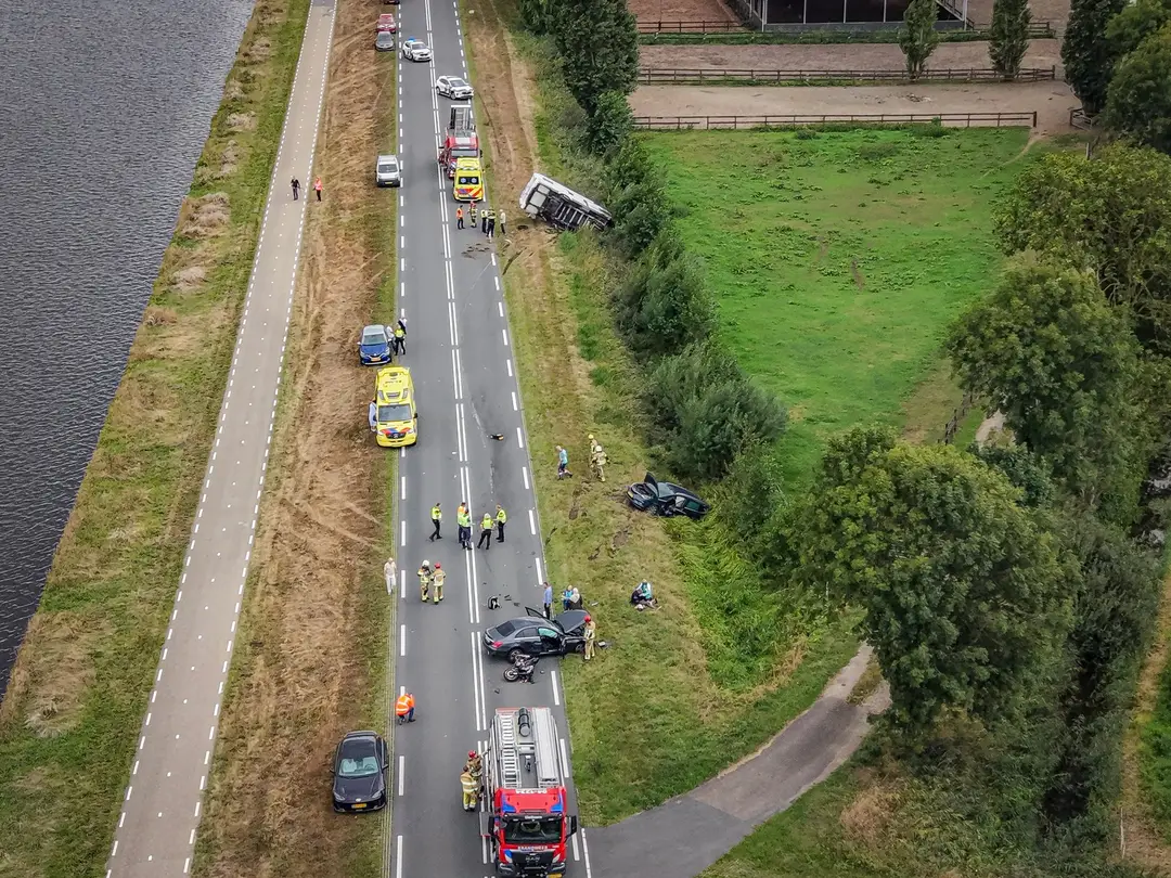 (BEELDUPDATE)_Ernstig_ongeval_met_meerdere_voertuigen_op_N375_bij_Wanneperveen_4