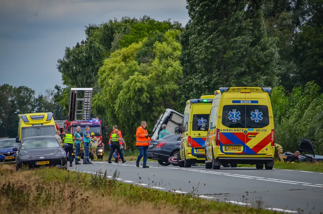 Ernstig_ongeval_met_meerdere_voertuigen_op_N375_bij_Wanneperveen_1