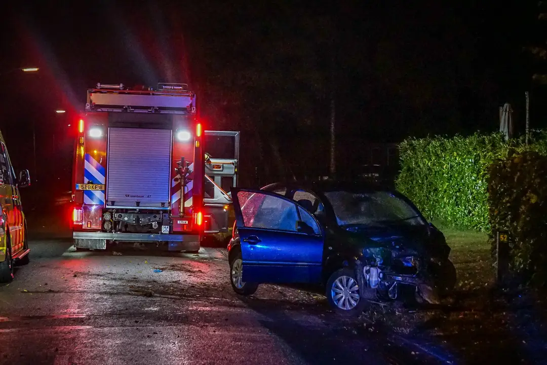 Twee_personen_naar_ziekenhuis_na_ongeval_met_auto_en_boom_in_Emmen_1