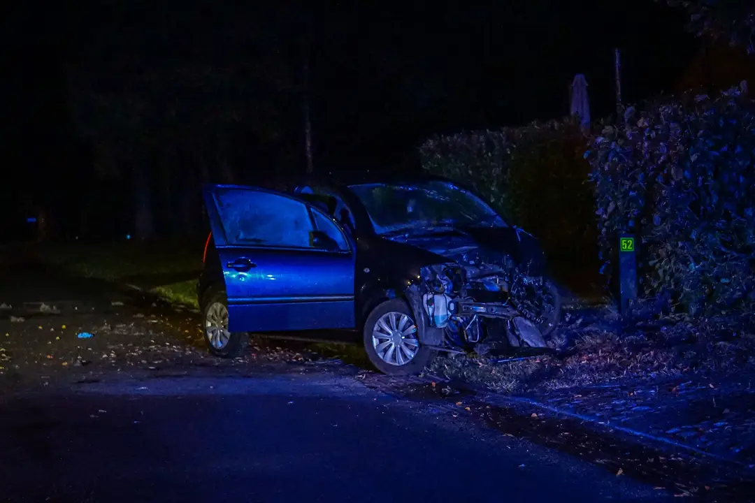 Twee_personen_naar_ziekenhuis_na_ongeval_met_auto_en_boom_in_Emmen_4