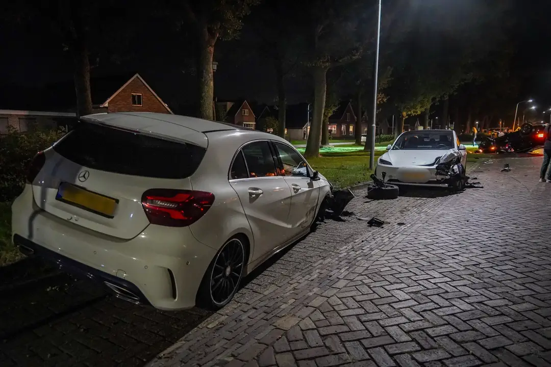Flinke_ravage_na_ongeval_met_drie_auto’s_in_Nieuw-Weerdinge_4