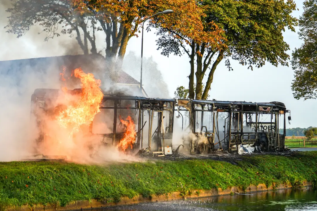 Lijnbus brandt uit hoogersmilde2