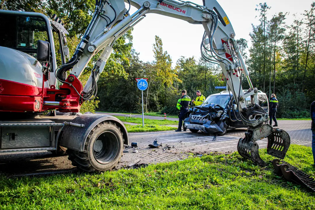 Ongeval graafmachine auto Bergschenhoek