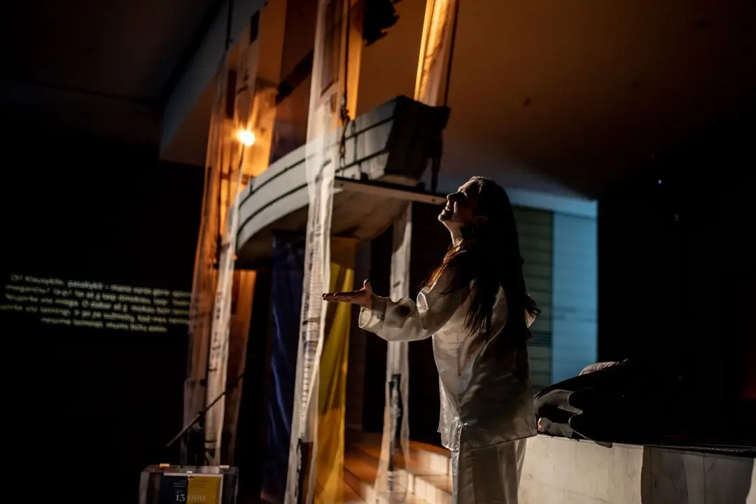2022 03 25 ukrainos teatro ir kino aktores kateryna vishneva menines instaliacijos ukrainos scena atidarymas misko motes nuotr 3