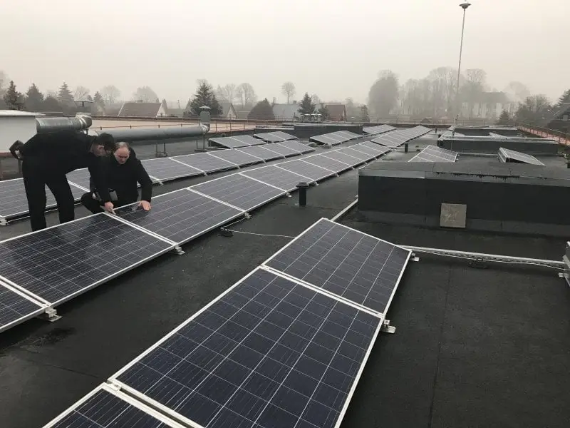 2saules elektrines irengtos ant sesiu savivaldybes viesuju pastatu