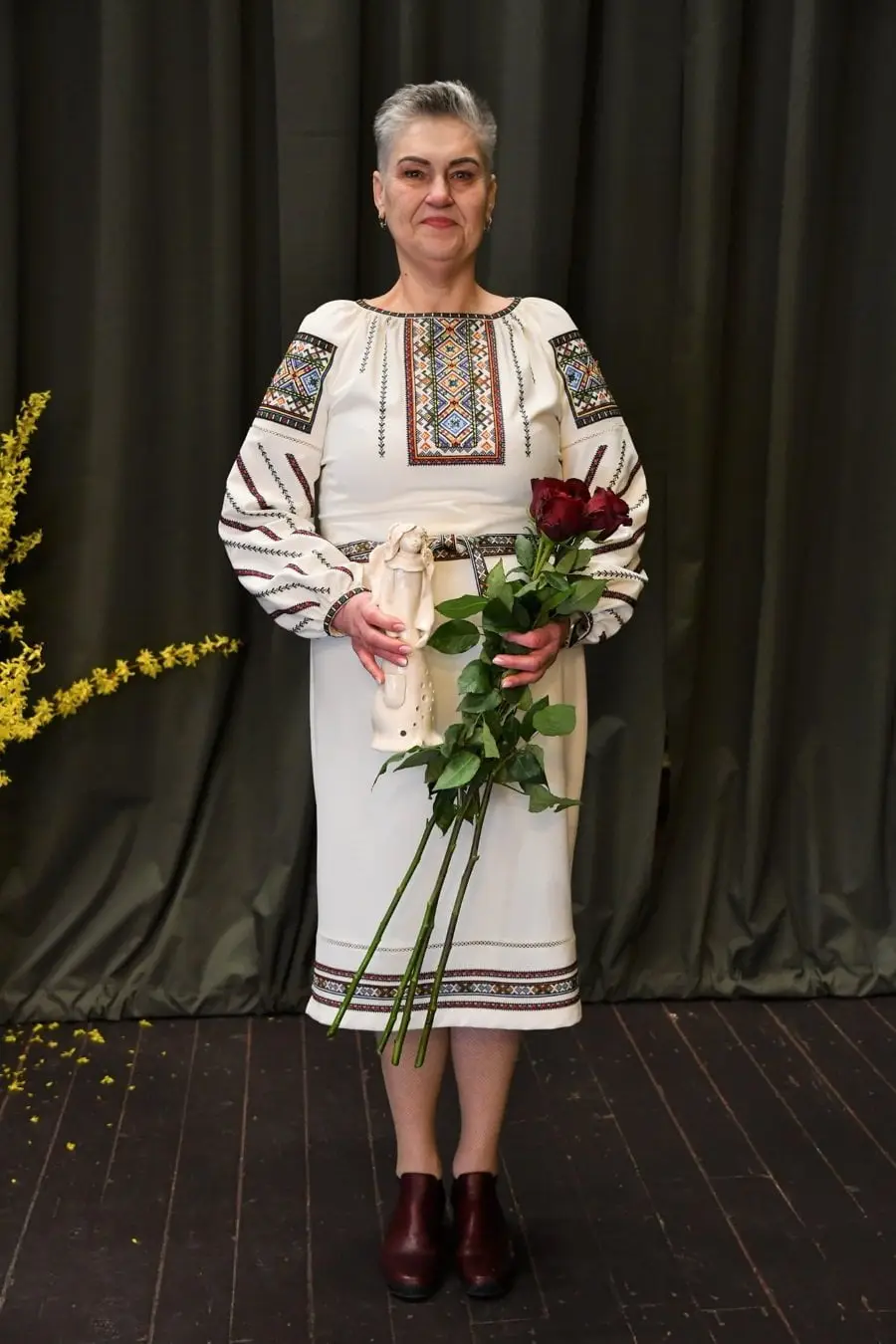 alytaus rajono neigaliuju draugijos pirmininke liudmila makseliene sveikino susirinkusias motinas pasipuosusi tautiniais ukrainieciu kostiumo motyvais