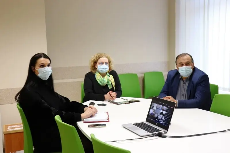 direktore gintare jociunskaite vicemere dalia kitaviciene direktores pavaduotojas virgilijus pranskevicius pasitarime del darbu nemunaicio seniunijoje