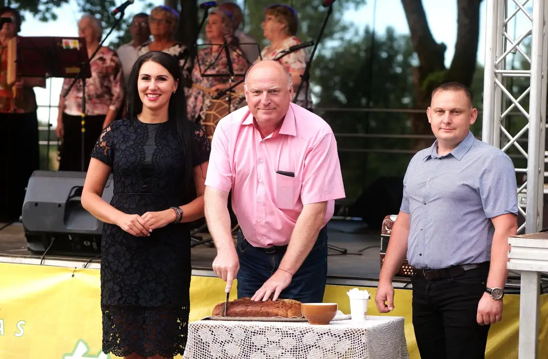 g jociunskaite venciunu vasaros sventeje su alovis seniunu j baliukonis ir bendruomenes pirmininku s adzgauskas