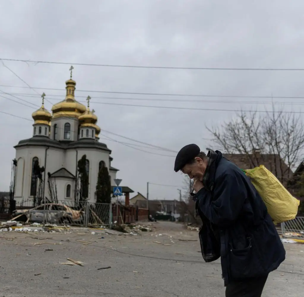 irpina man takes a pause as he evacuates from the town on the only escape route used