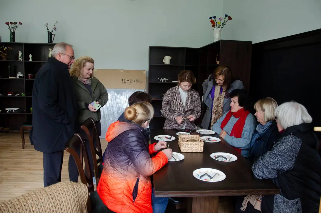 papuosalu gaminimo edukacija stebejo vicemere dalia kitaviciene ir bibliotekos direktorius aivaras vysniauskas