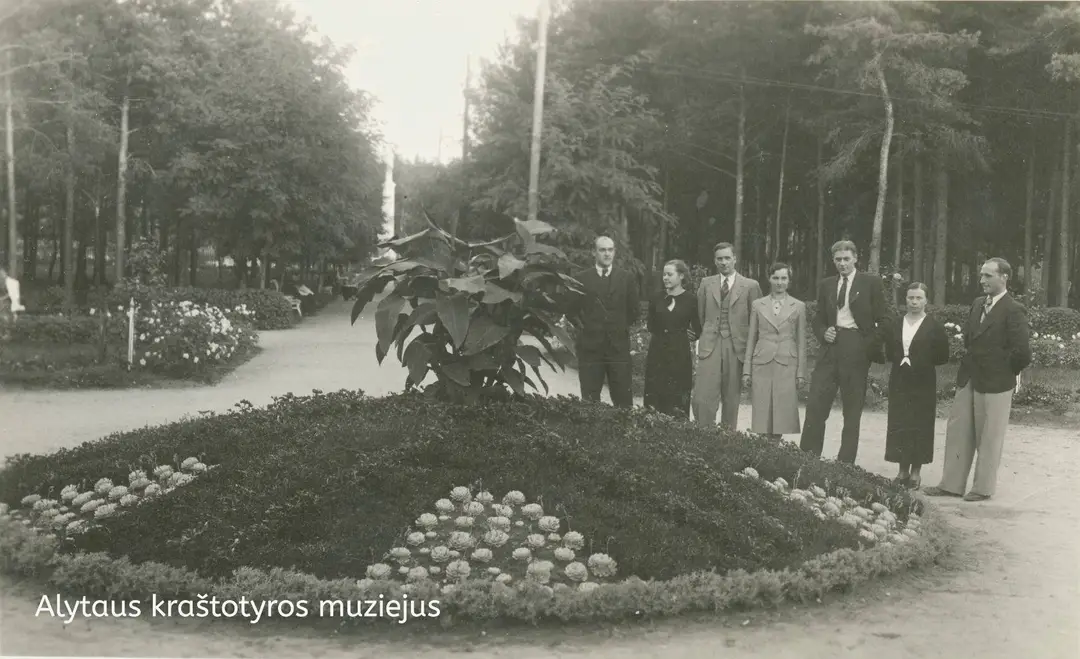 Teismo darbuotojai prie klombos. XX a. 4 deš.