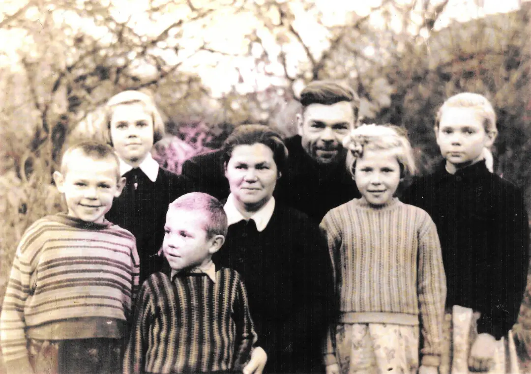 Močiutės šeima, močiutė antra iš dešinės prie savo tėčio