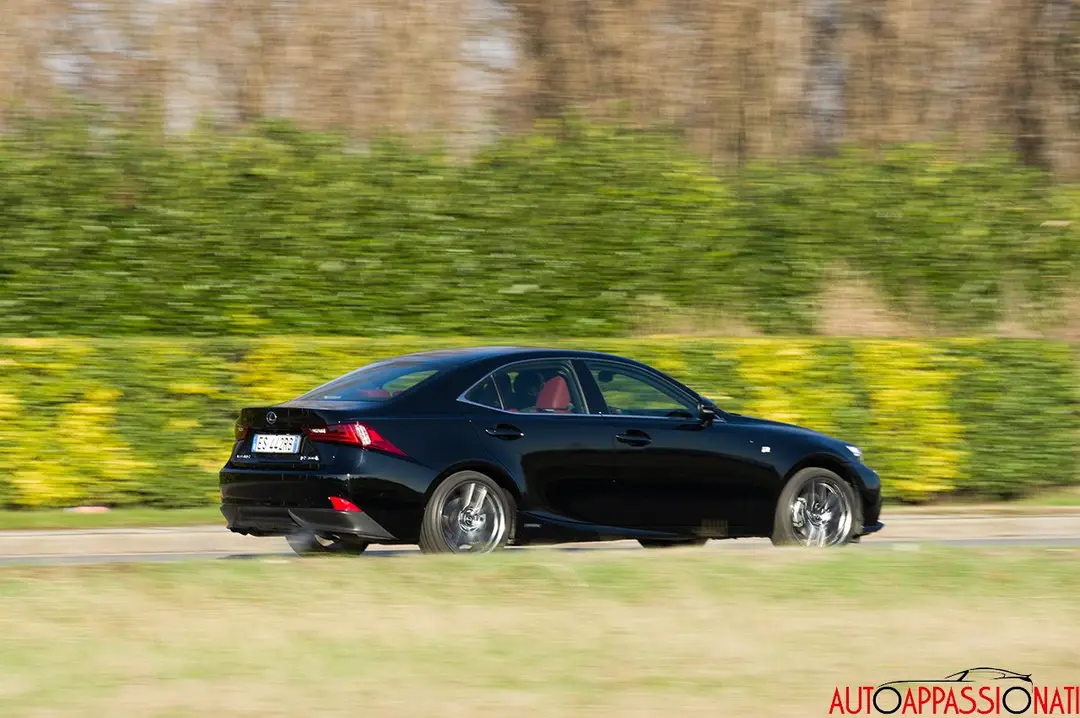 Lexus IS300h 22