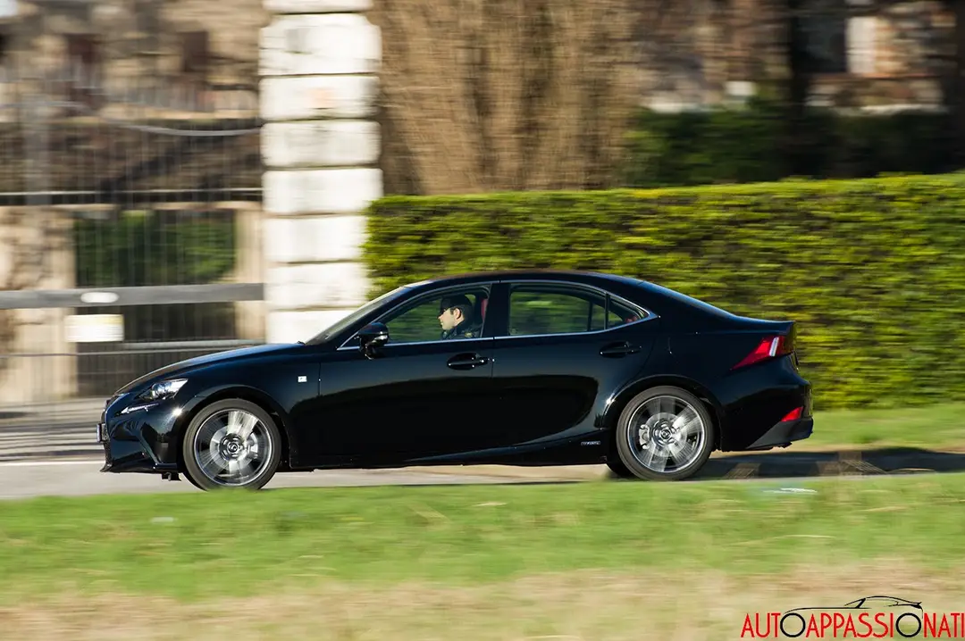 Lexus IS300h 23