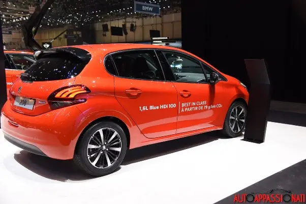 Peugeot 208 02