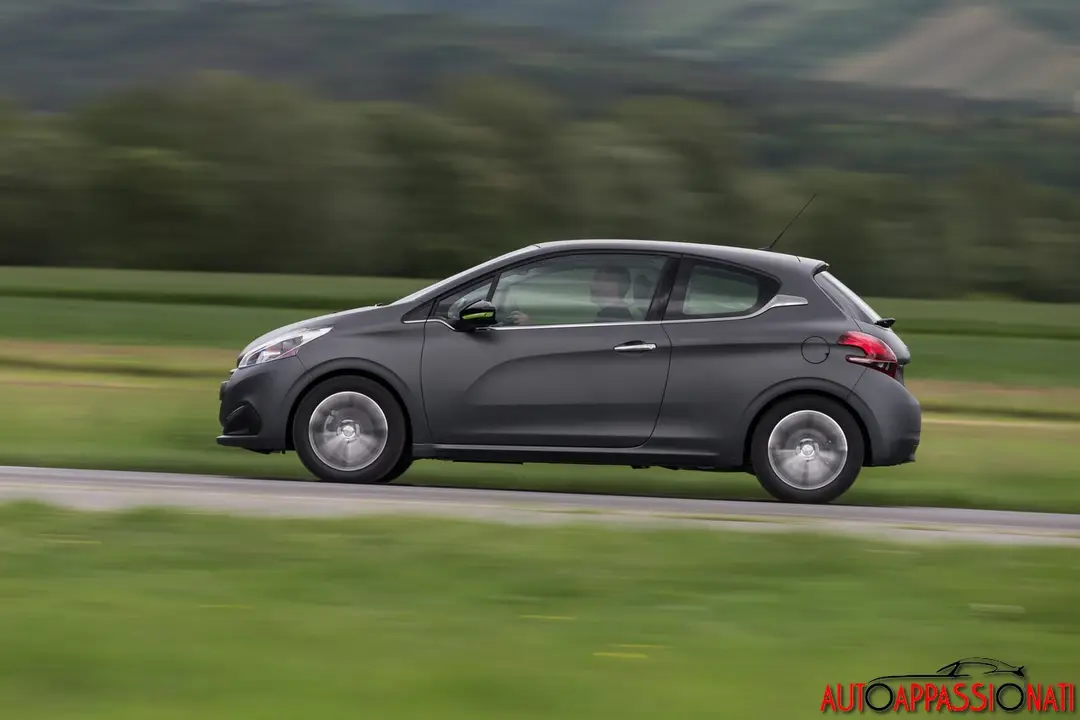 Peugeot 208 2015 in action