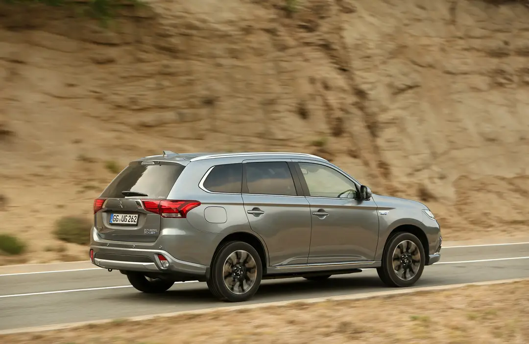 nuova mitsubishi outlander phev my16