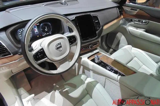 Volvo XC90 Excellence interni1