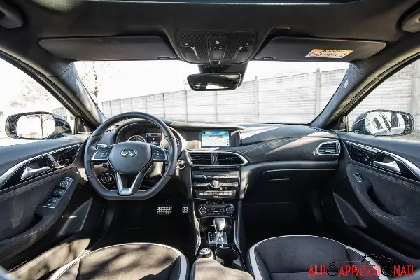 INFINTI Q30 int1