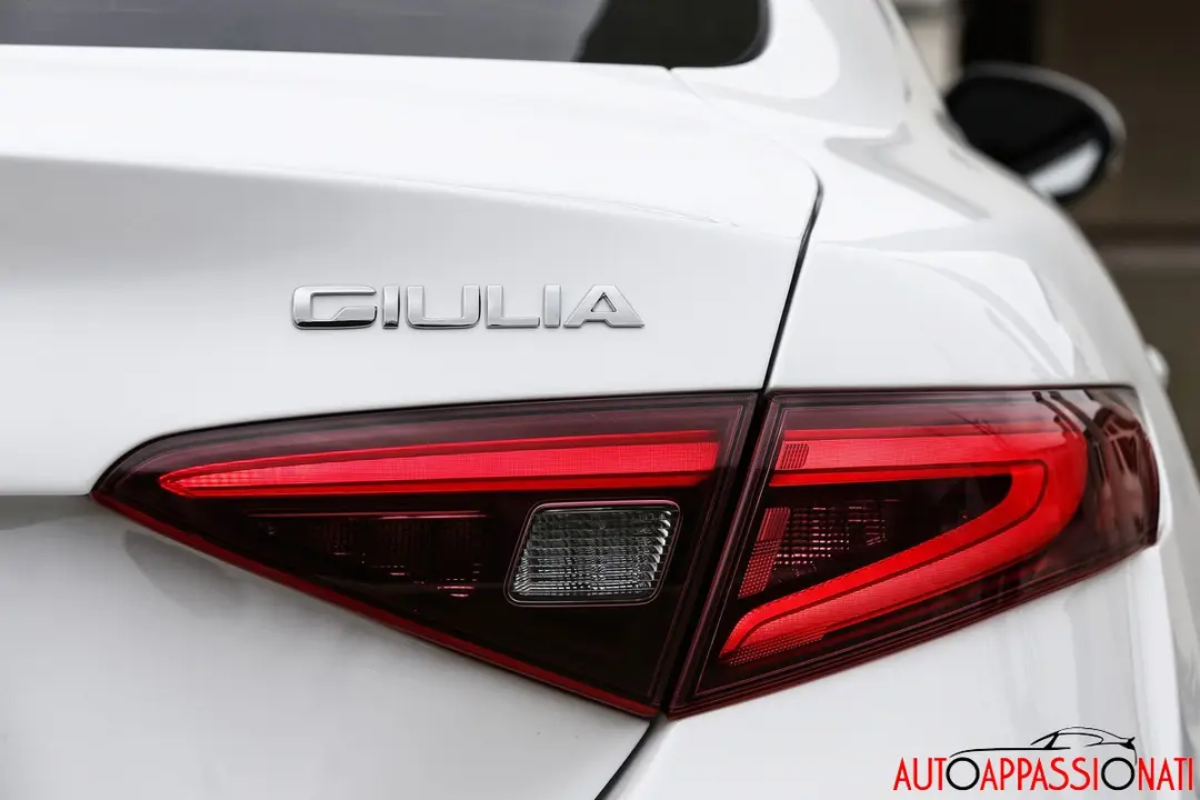 Alfa Romeo Giulia bianca