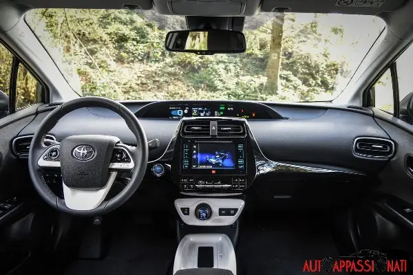 toyota prius int2