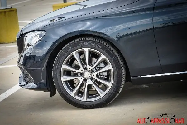 mercedes e220d int1