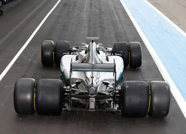 Mercedes Pirelli2017