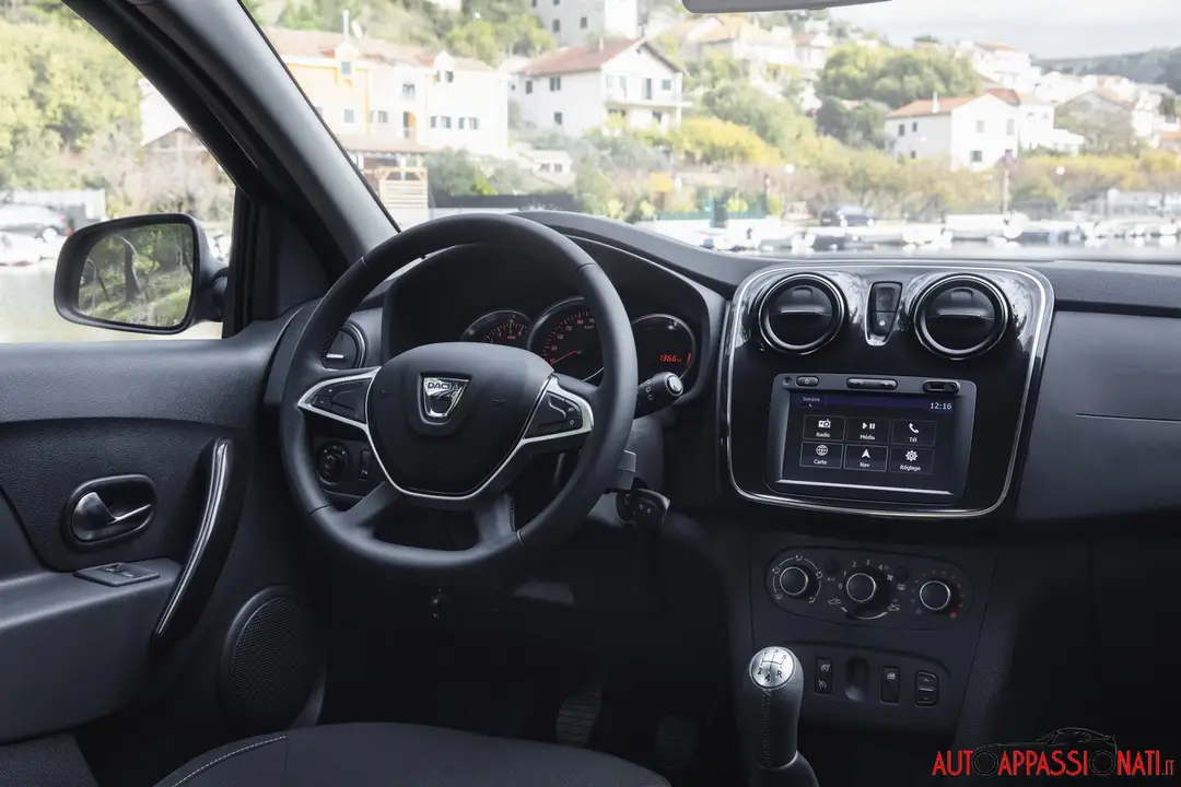 Dacia Sandero 02