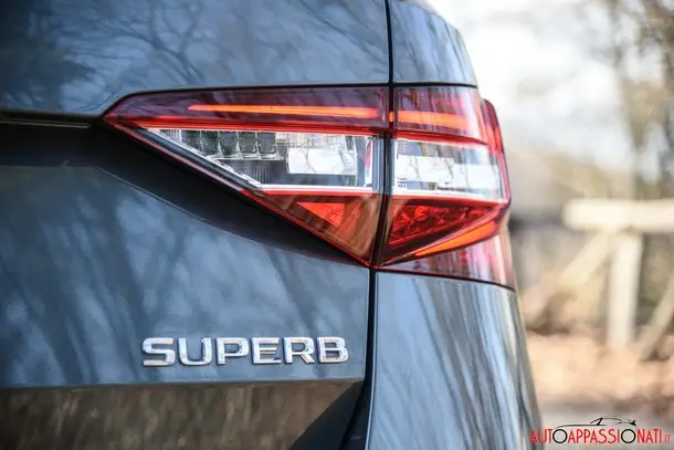 SKoda Superb Executive lucipost