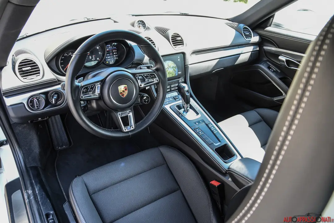 Porsche 718 Cayman interni