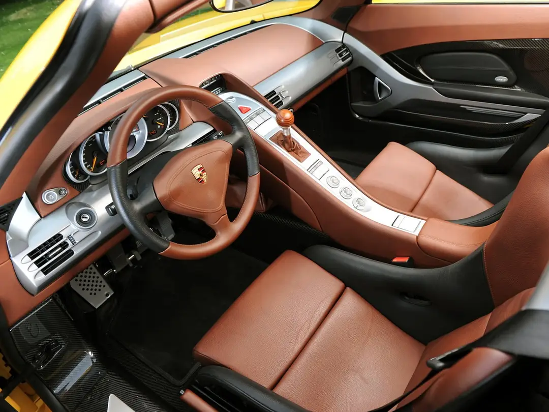 interni porsche carrera gt